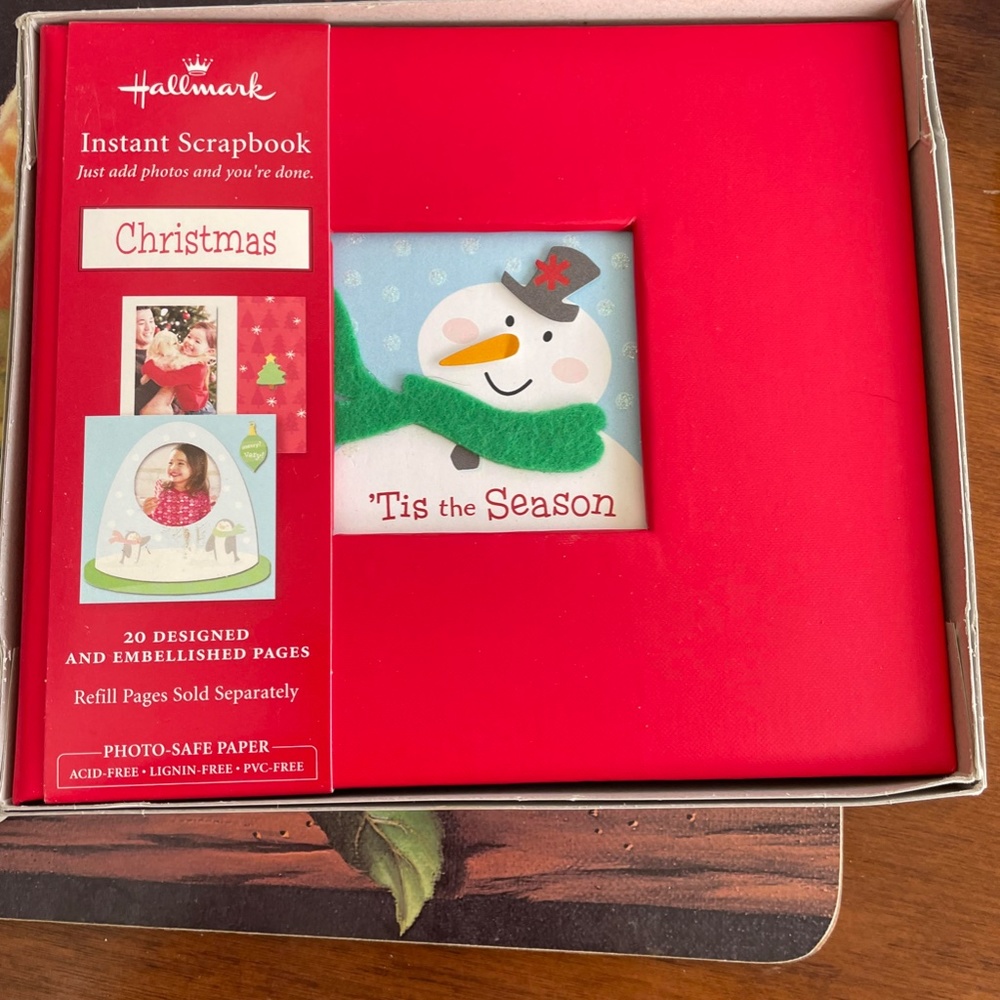 Hallmark CHRISTMAS Instant Scrapbook 20 Designed & Embellished Pages